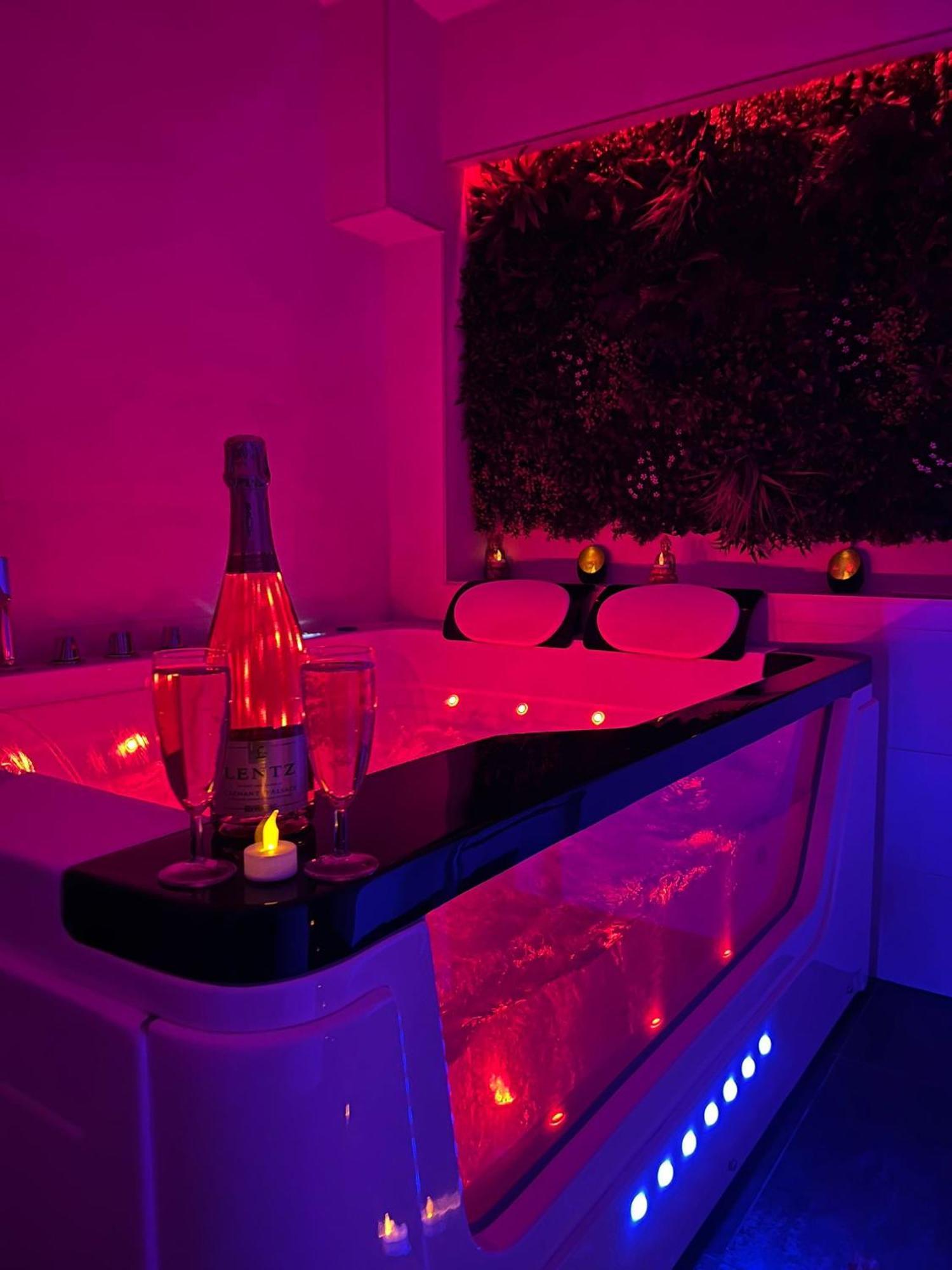 Love Room: Aux Plaisirs Des Sens Jacuzzi Prive Barr Eksteriør bilde