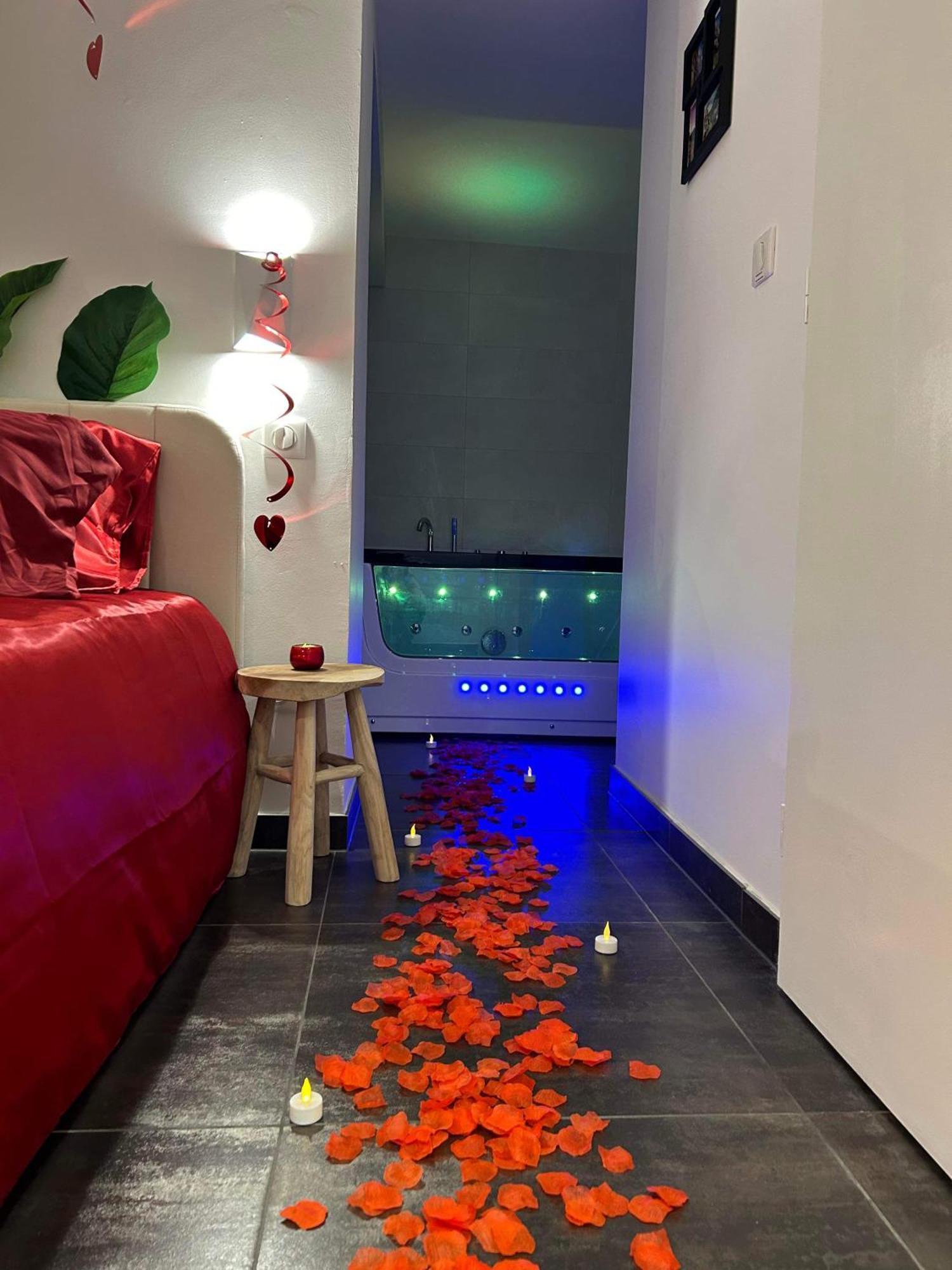 Love Room: Aux Plaisirs Des Sens Jacuzzi Prive Barr Eksteriør bilde